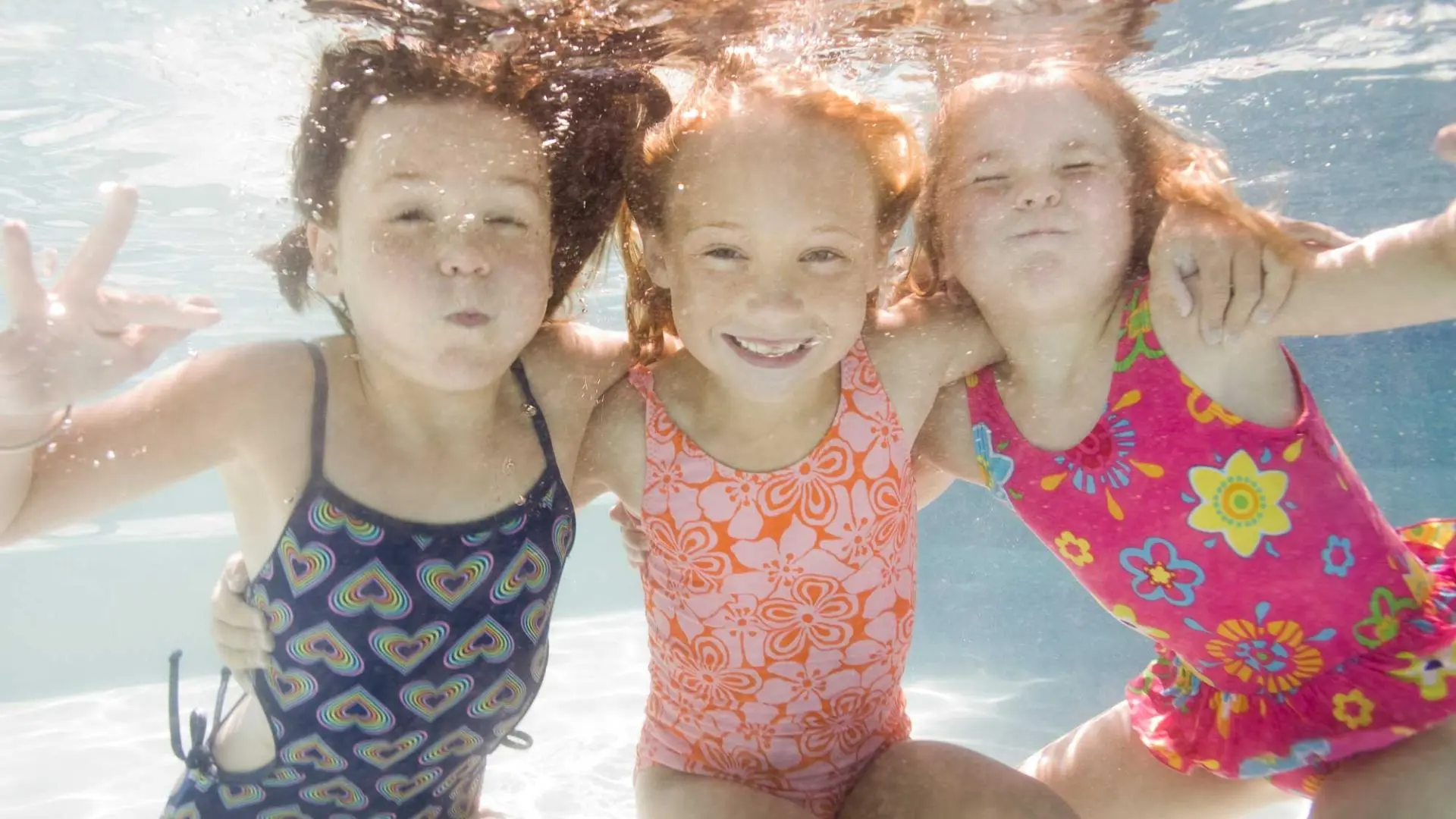 だからこそ、あなたの子供のための水着の色は人生を救うことができます！
