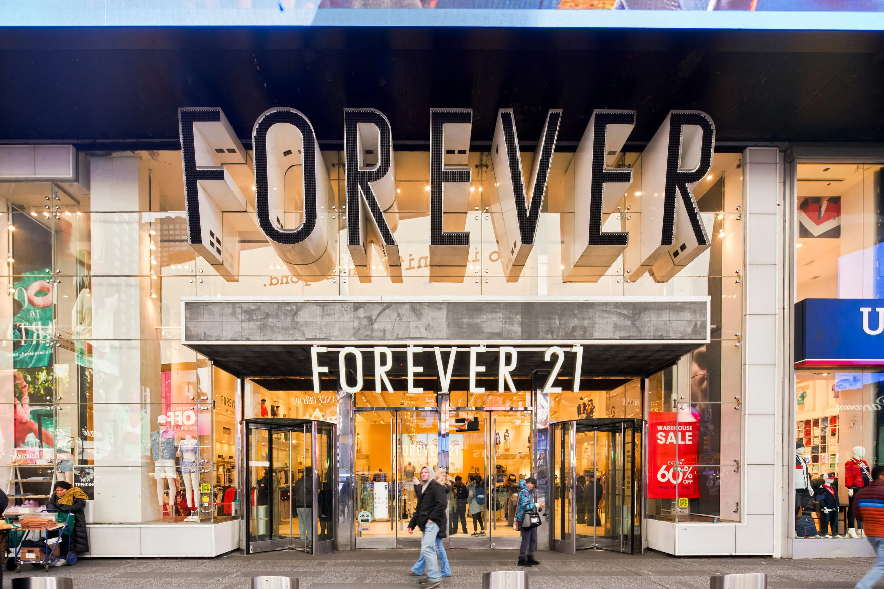 Forever 21ファイル第11章、買い手が米国の店舗を維持し、ウェブサイトを運営していることを求めています