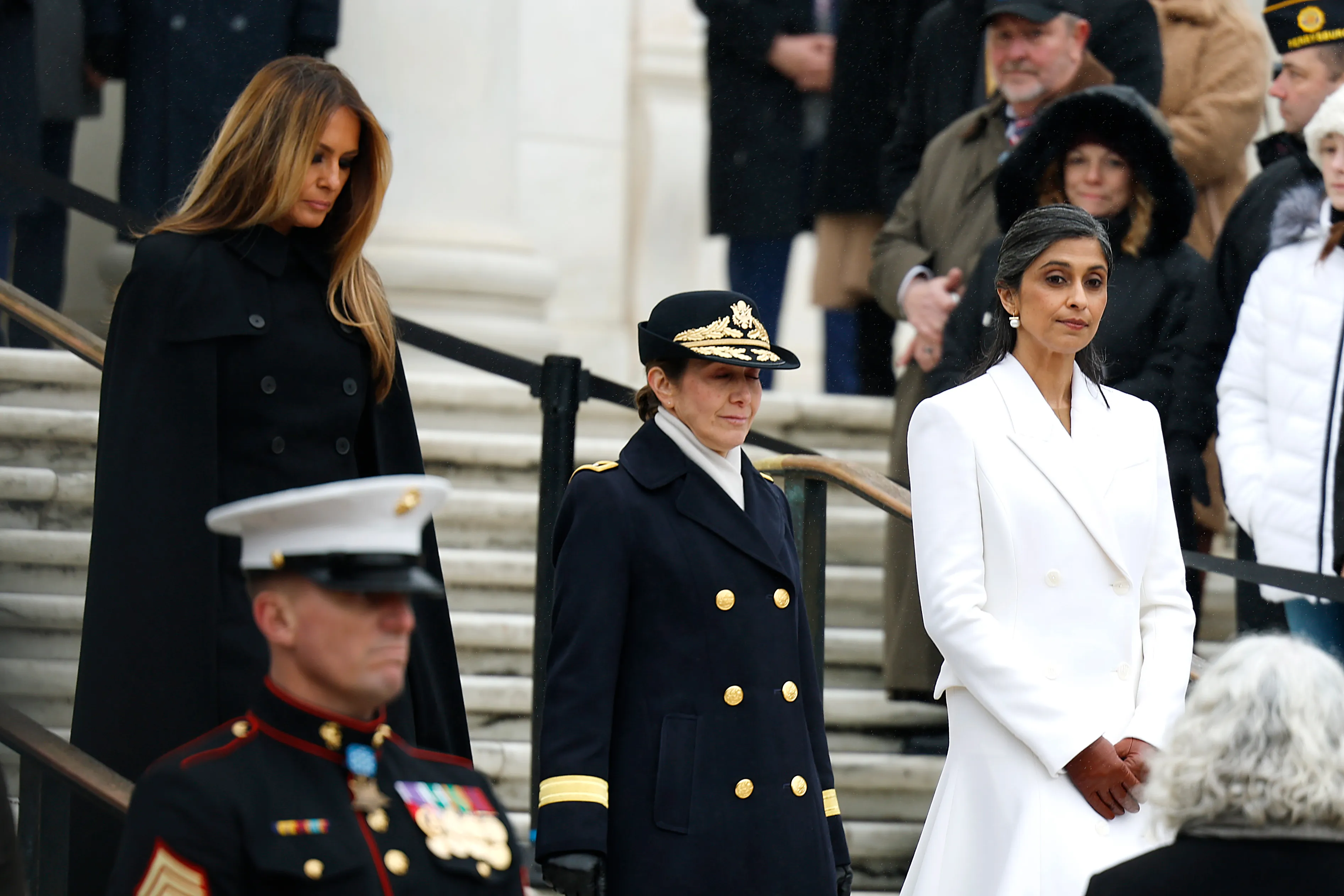 メラニア・トランプ、アーリントン国立墓地での献花式にディオールを着用